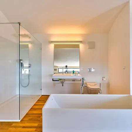 Bambou Bei Cannes Mit Blick Auf Cap Antibes Vallauris
